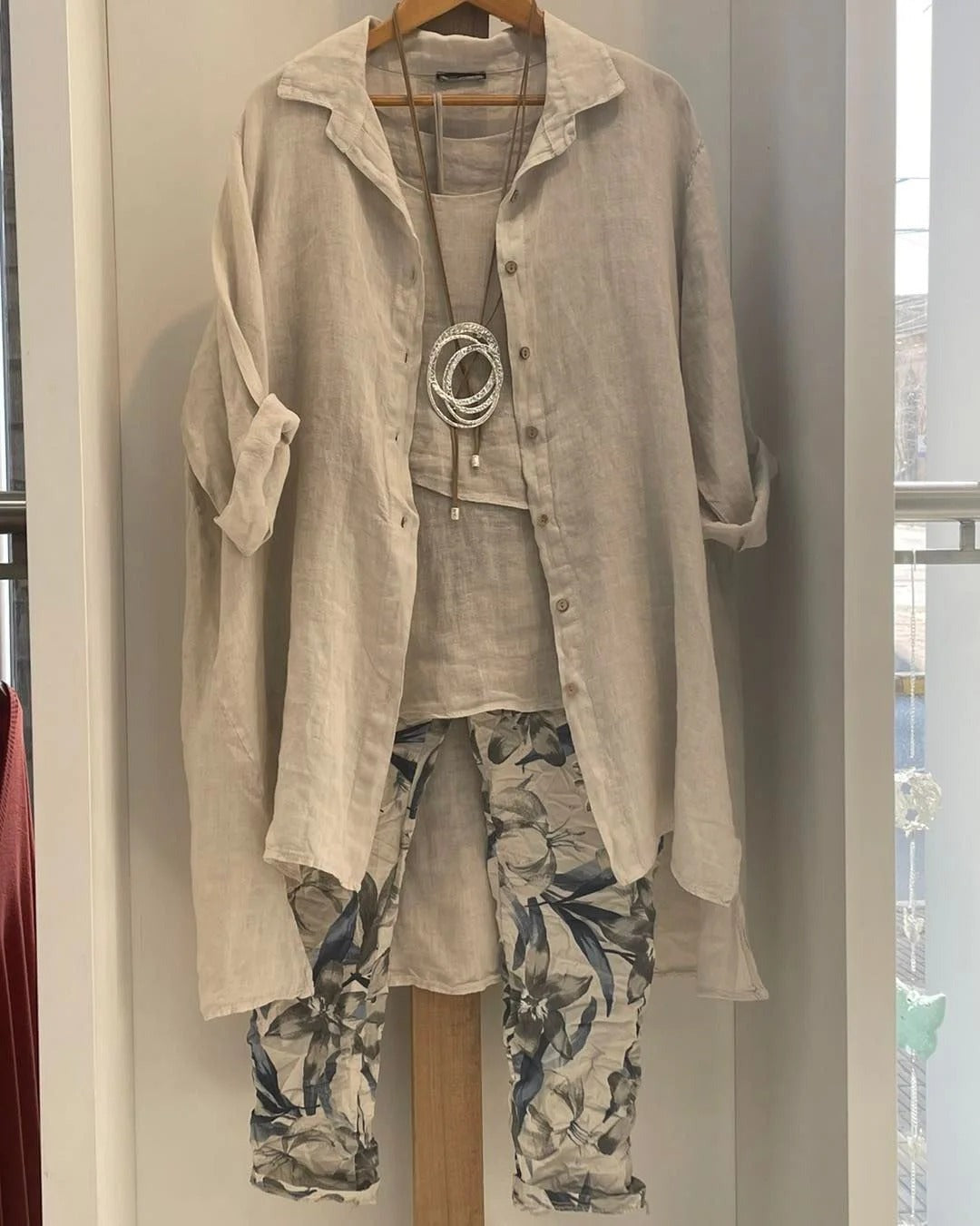 Dreiteiliges Set in Übergröße: Khakifarbenes Tanktop, Hose und Strickjacke