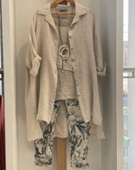 Dreiteiliges Set in Übergröße: Khakifarbenes Tanktop, Hose und Strickjacke