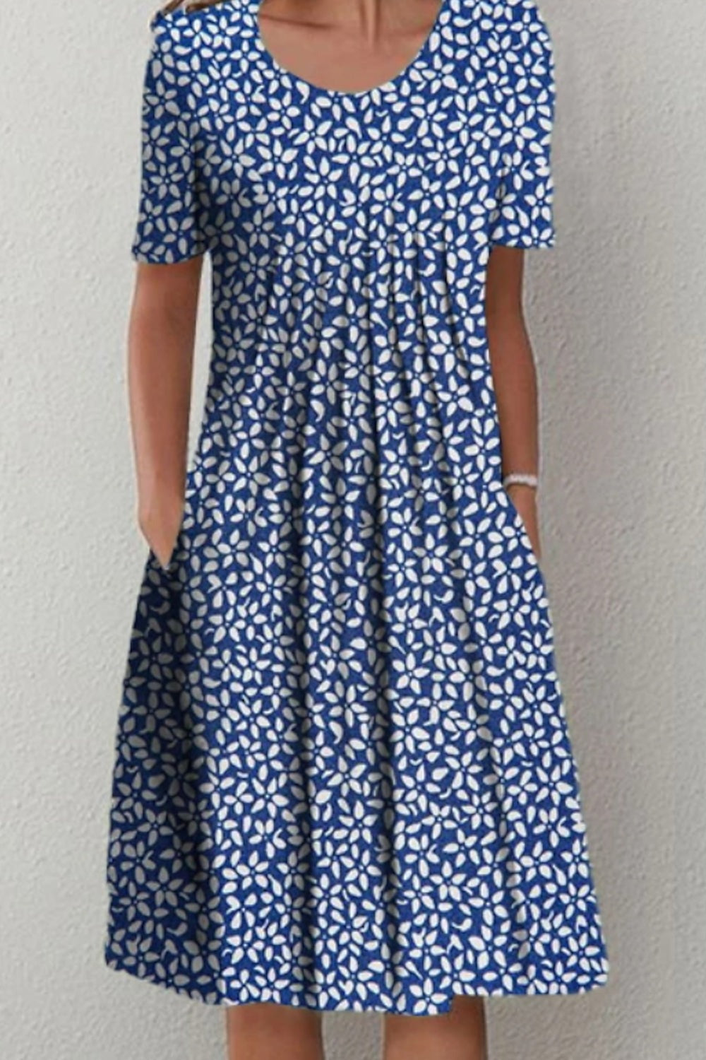 Robe midi fleurie décontractée à col rond et manches courtes