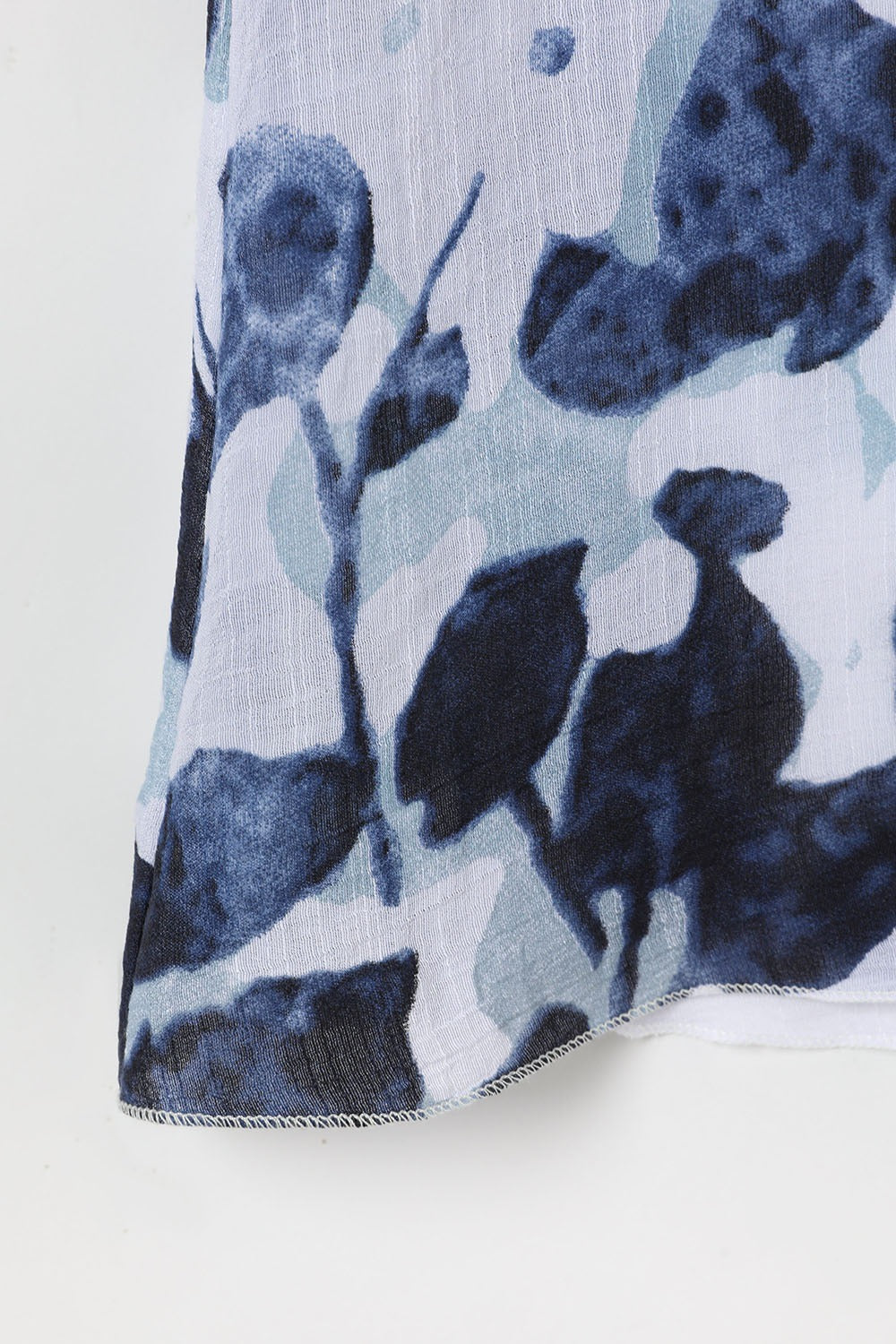 Ärmelloses Shirt in Übergröße mit weißem Blumenmuster